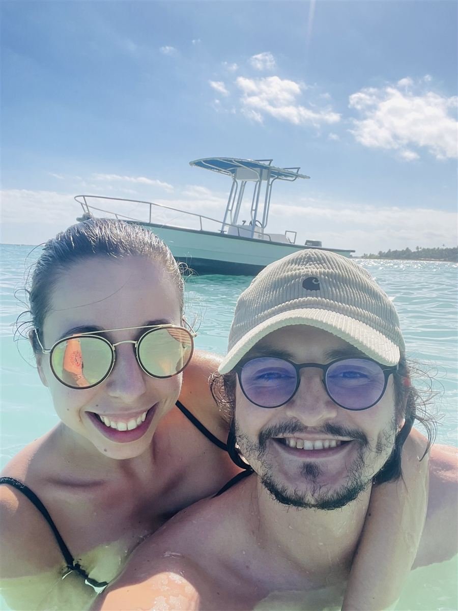 Cécilia et Mathieu dans l'eau turquoise