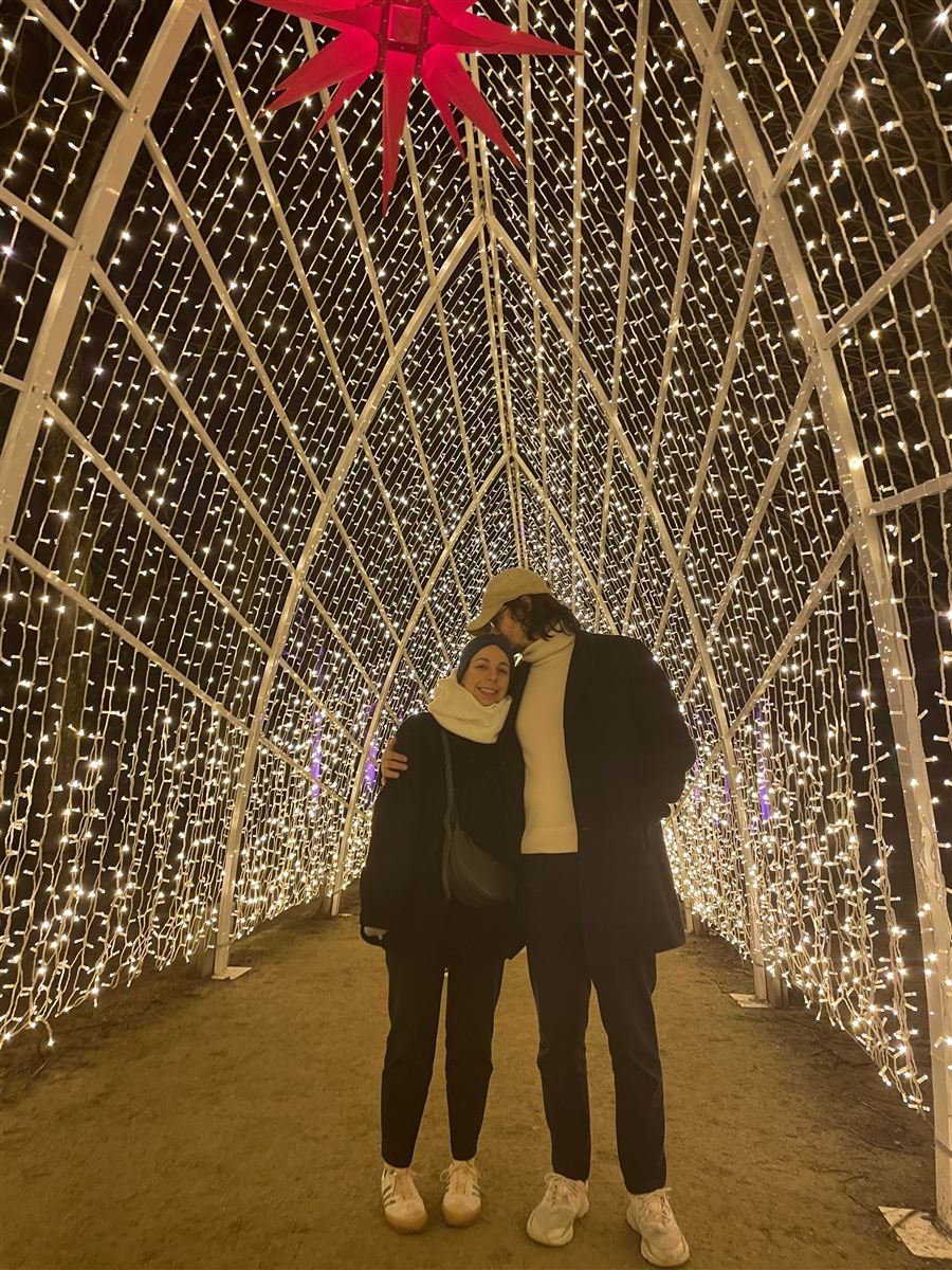 Cécilia et Mathieu sous un tunnel de lumières