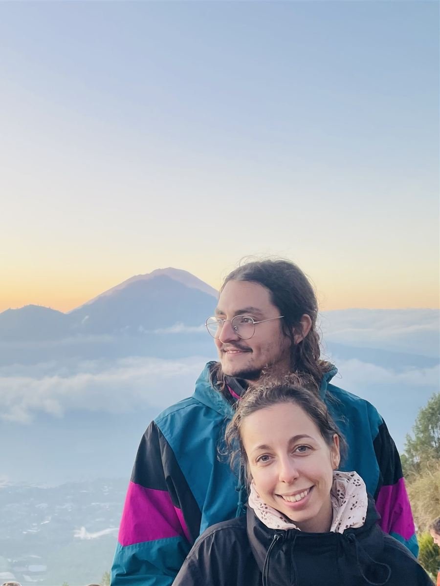 Cécilia et Mathieu au lever du soleil au-dessus des nuages