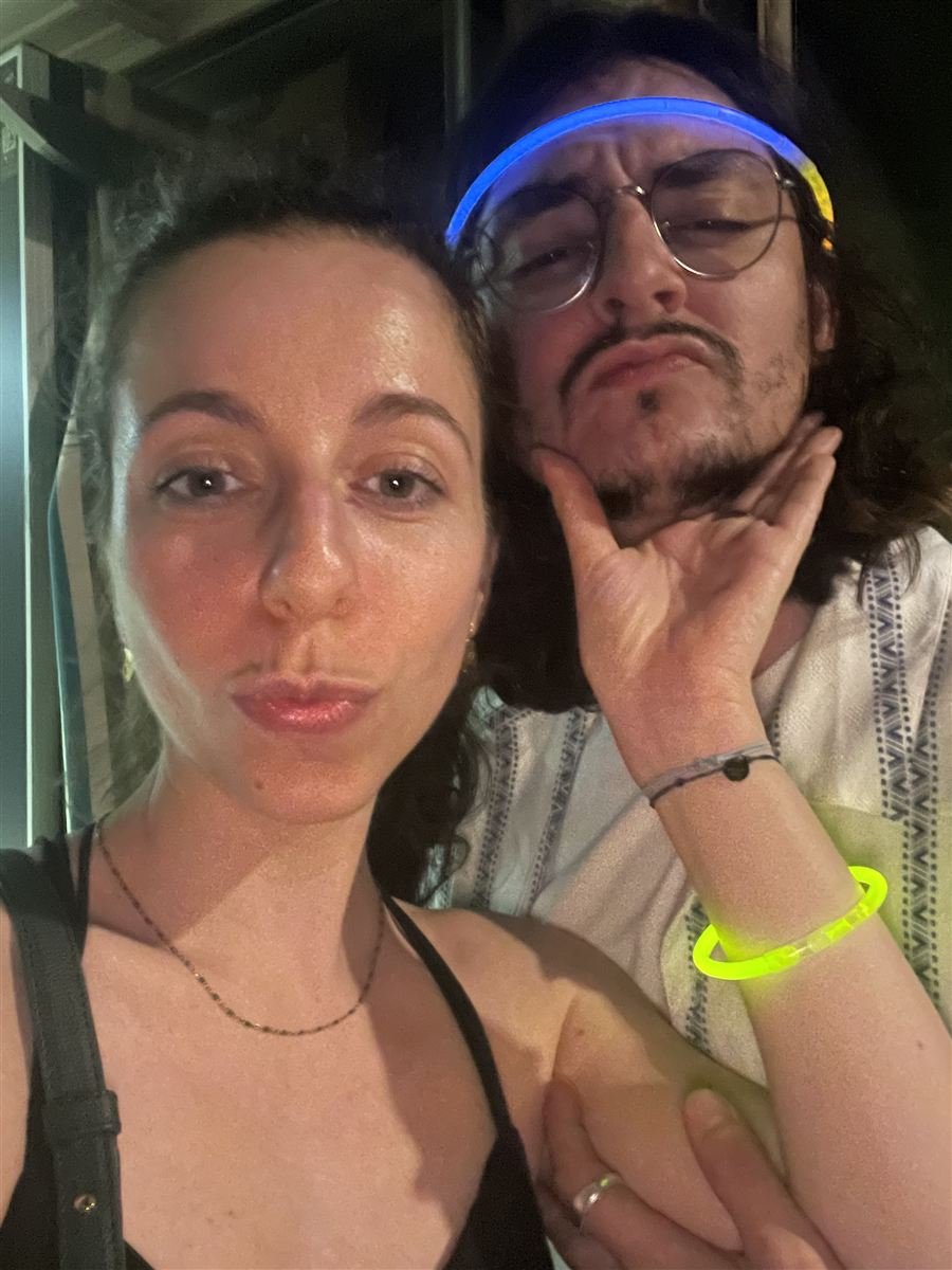 Cécilia et Mathieu en soirée, bracelets fluo