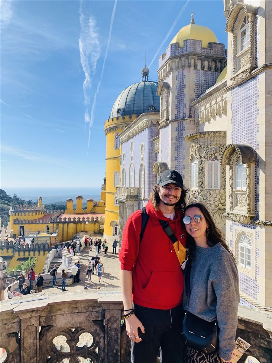 Cécilia et Mathieu devant un palais coloré