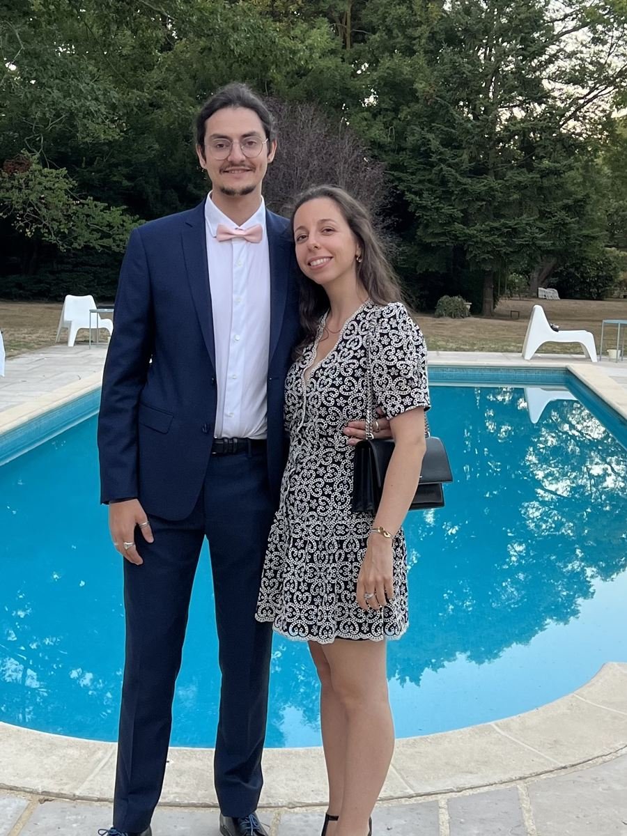 Cécilia et Mathieu au bord d'une piscine, en tenue de soirée
