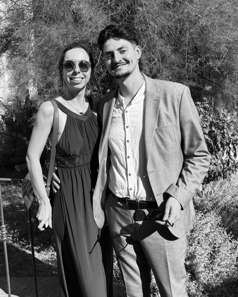 Cécilia et Mathieu devant un jardin ensoleillé