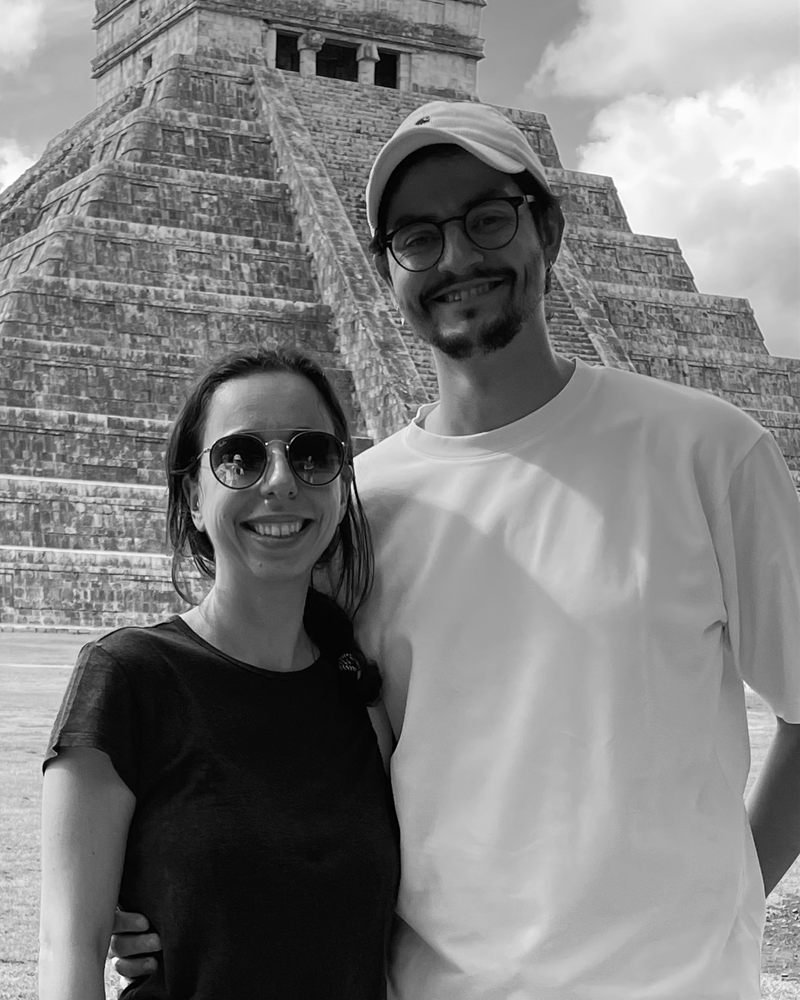 Cécilia et Mathieu devant la pyramide de Chichén Itzá