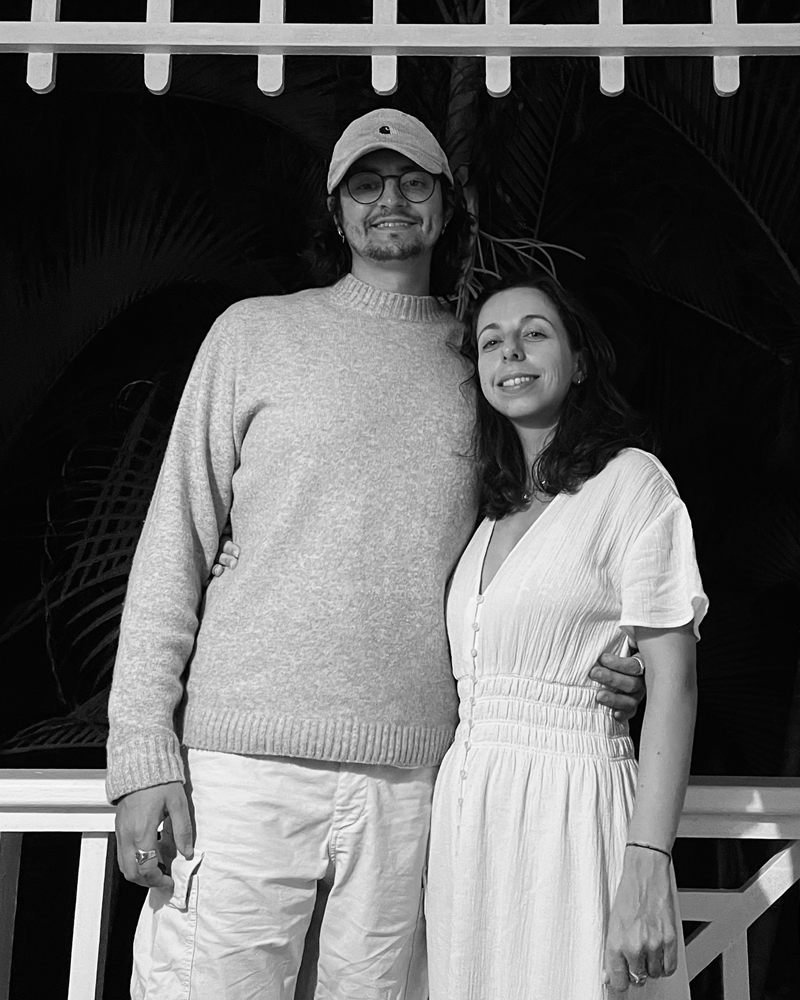 Cécilia et Mathieu sur une véranda, de nuit